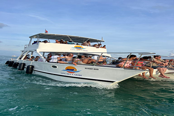 snorkelyng boat